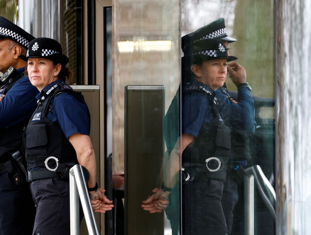2023年3月21日,英国伦敦,警察站在伦敦警察总部苏格兰场外.图源:英媒
