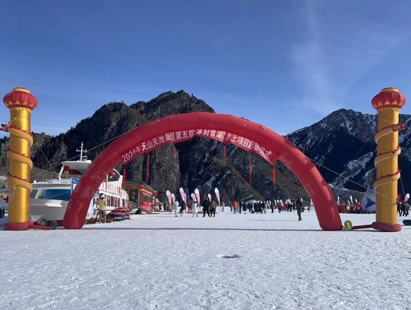 天山天池湖面变成冰上乐园。西域旅游开发股份有限公司供图