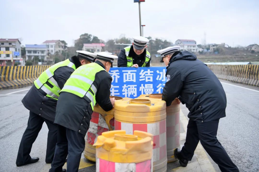 ▲1月20日，湖南省娄底市公安局交警支队直属二大队交警在娄星区双江乡设置警示牌。（湖南娄底市公安局交警支队供）