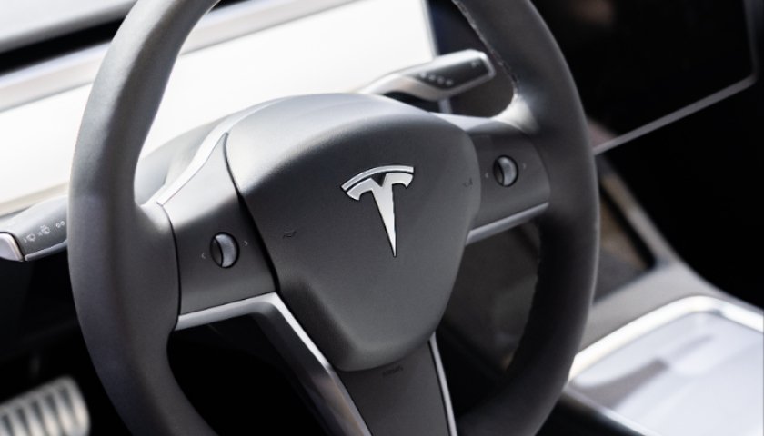 特斯拉开年再降价，2024年提前驶进红海