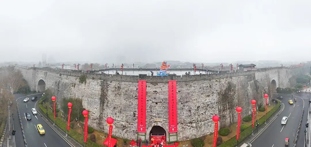 1月21日，南京中华门瓮城挂上了巨幅春联。图片来源：交汇点