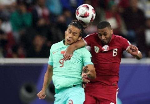 1月22日，中国队球员张玉宁（左）与卡塔尔队球员阿卜杜勒·哈特姆争顶。新华社记者 曹灿 摄