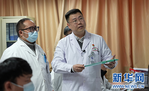 新华网 卢志佳 摄6969贵州医科大学附属医院急诊科副主任夏飞领奖