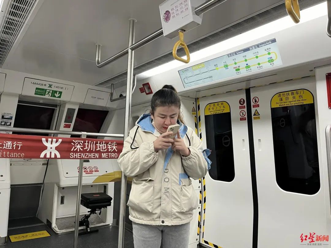 ▲王梓淇乘坐地铁习惯性找没人的地方站着
