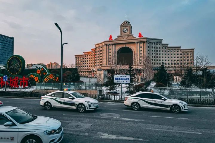 一汽红旗新能源出租车行驶在吉林省长春市街头(1月12日摄).