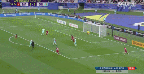 第35分钟，国足获得绝佳机会，可惜韦世豪的射门被对手门将神奇化解。
