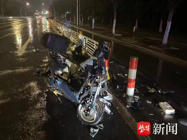 头盔"模糊"外卖小哥"埋头"骑车酿事故,电动车撞护栏面目全非