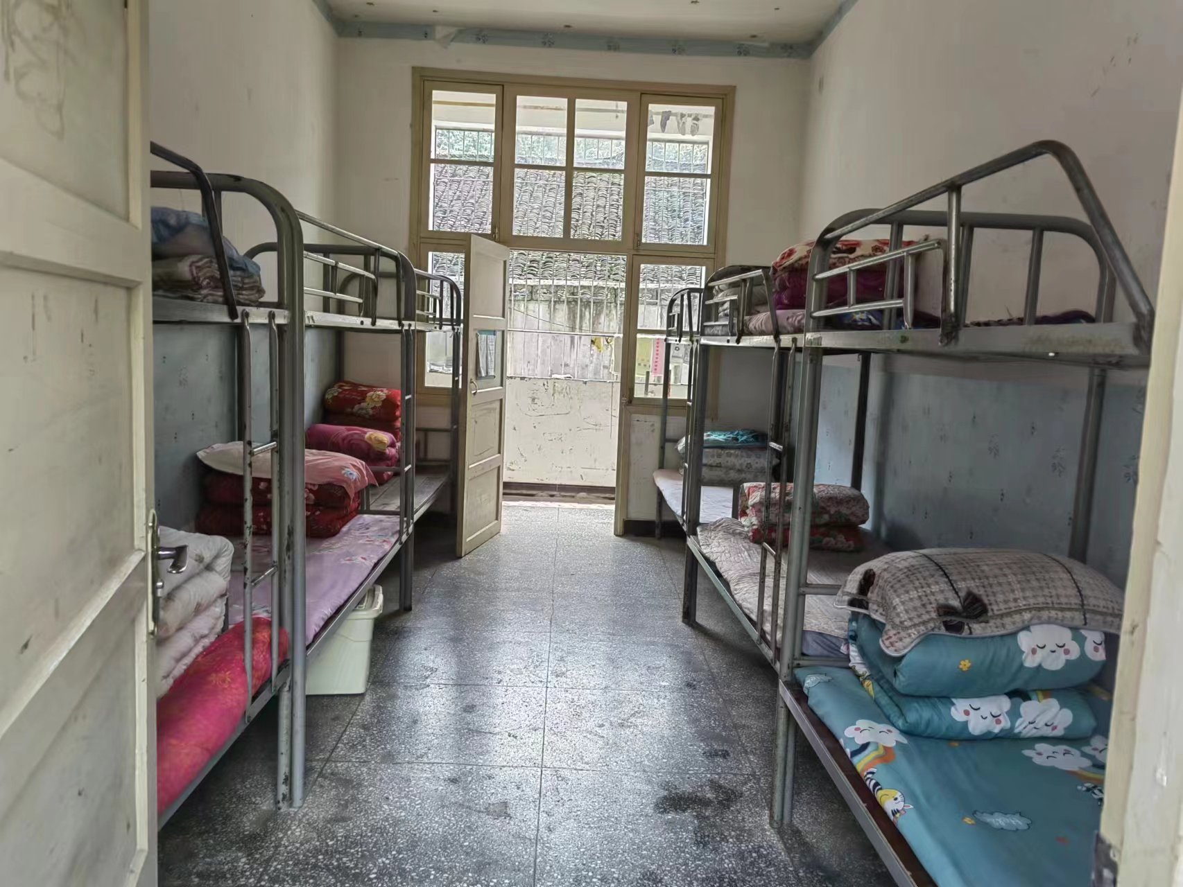 湘西某山区乡镇九年一贯制学校宿舍内部