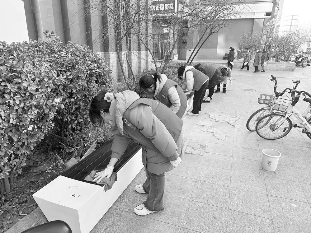 圖為志願者打掃衛生. (主語城社區 黨支部供圖)