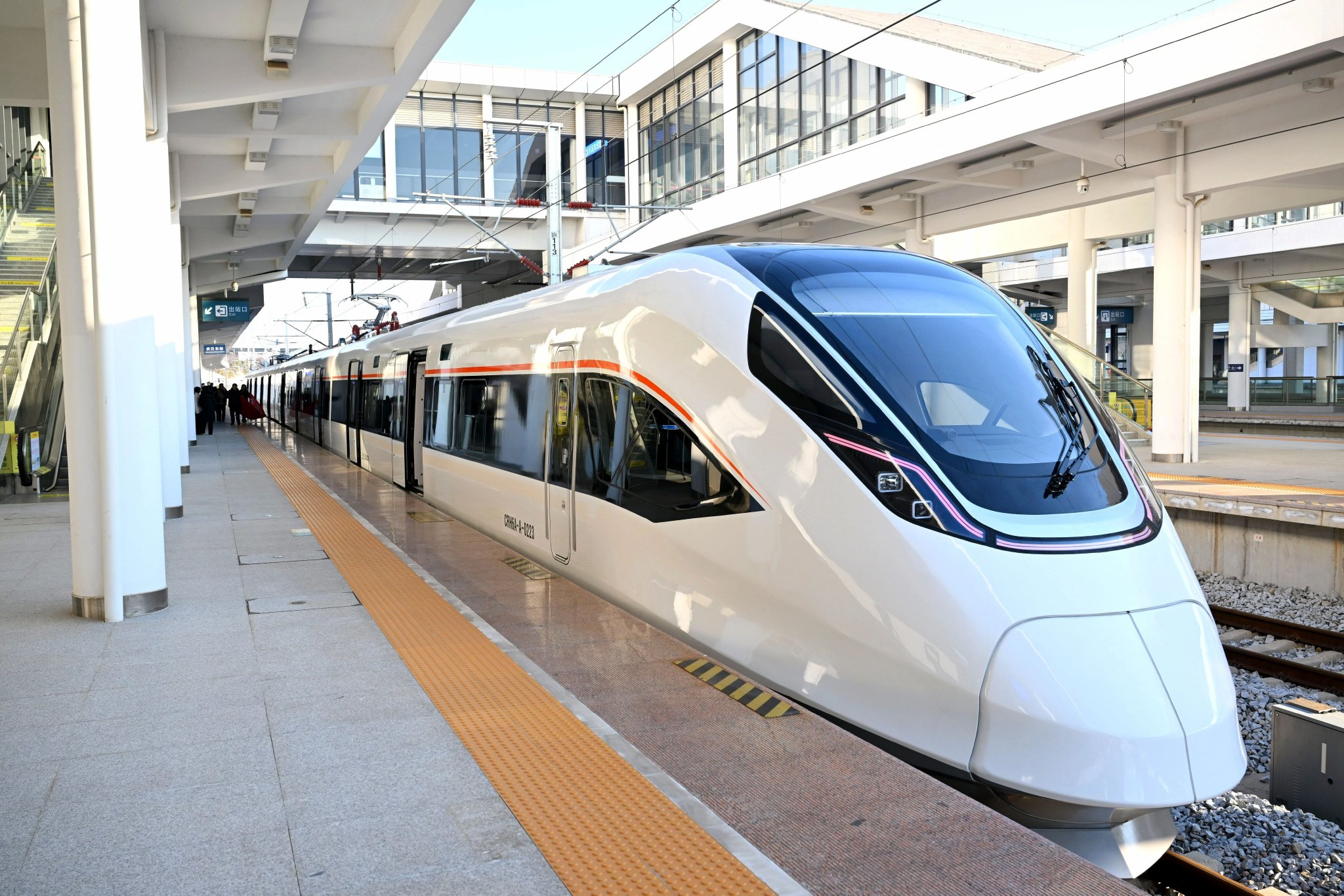 新型城际市域智能列车CINOVA2.0停靠在武汉东站。（中车四方股份公司供图）