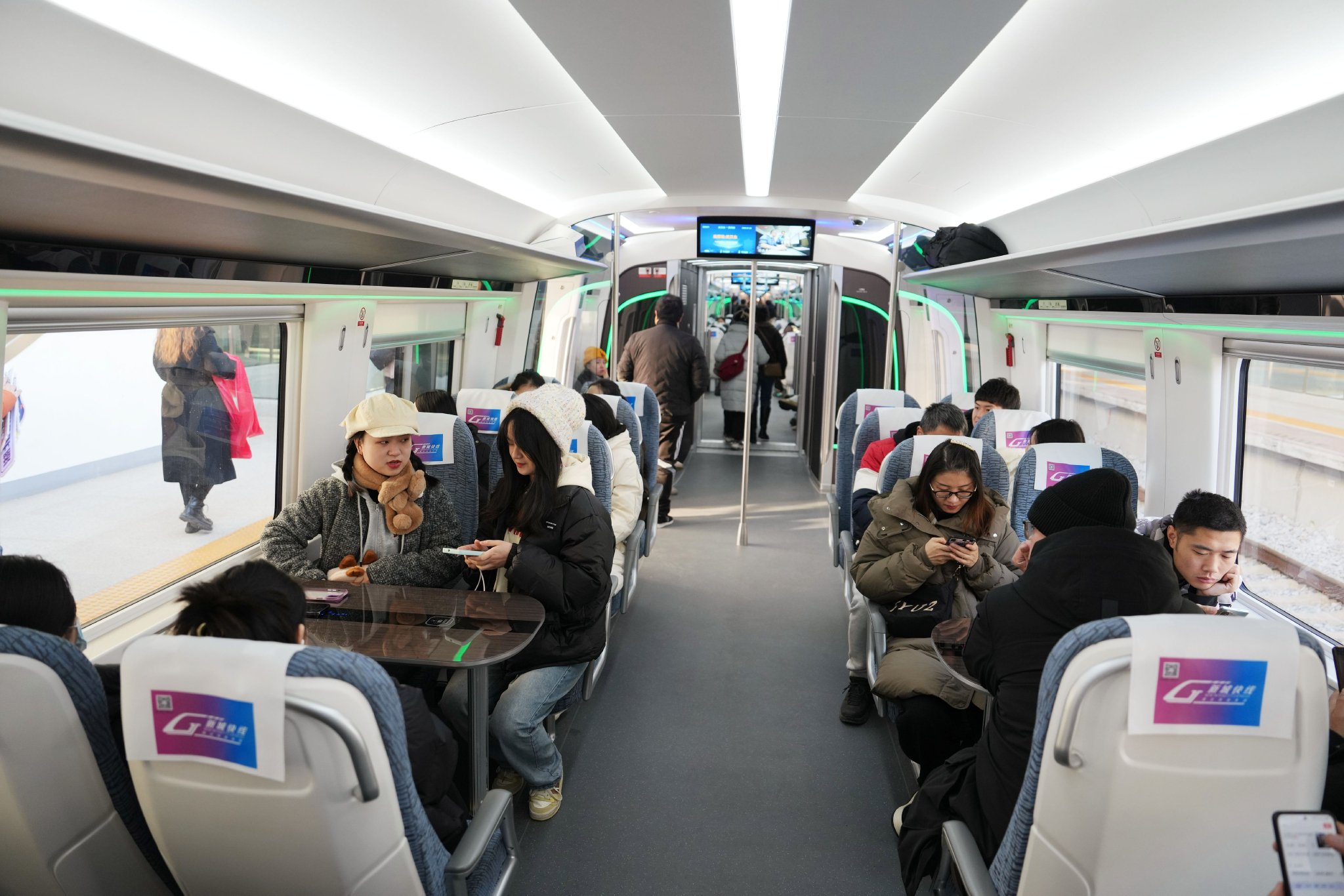 乘客体验新型城际市域智能列车CINOVA2.0首发列车。（中车四方股份公司供图）