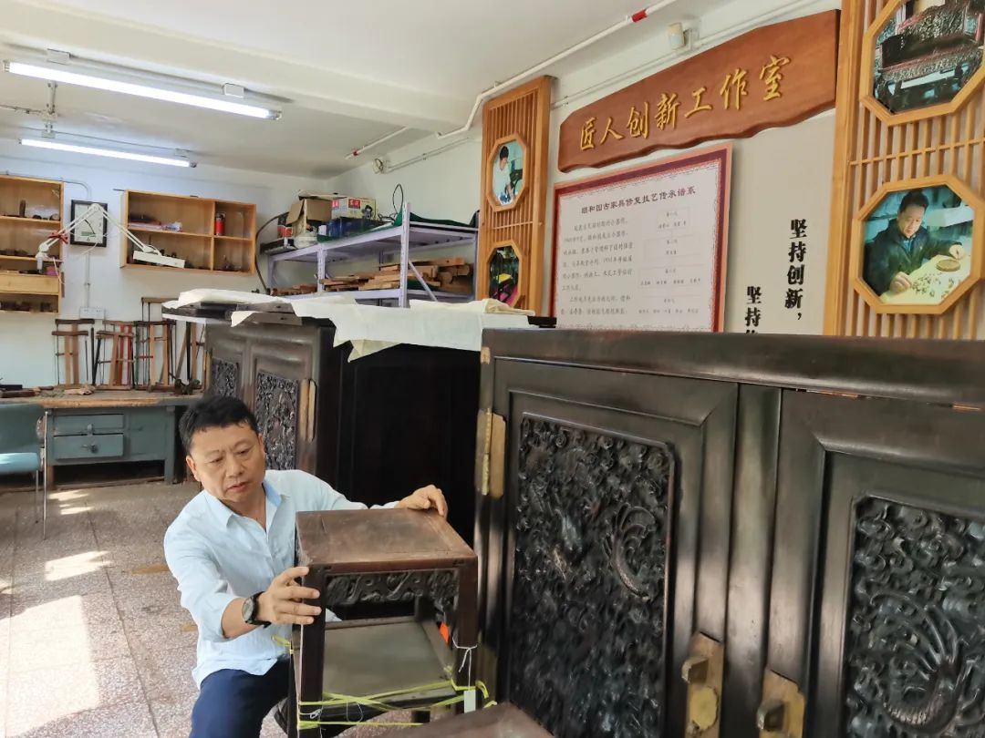 在师傅的耳濡目染之下,他们中有的已经很顺利的能将文物修复工作"拿