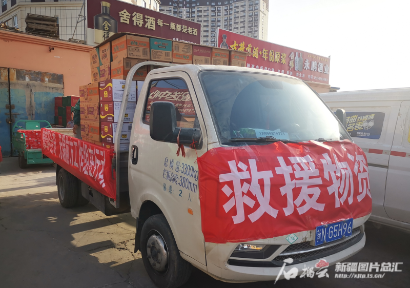 由无锡援疆工作组购买的救援物资正在装车准备运往阿合奇县.