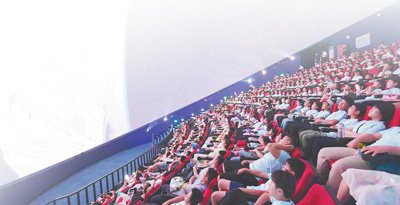 学生们在河南省科技馆“科学之夜”活动中观看球幕电影。新华社记者 张浩然摄
