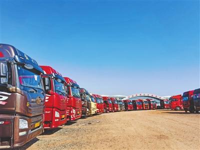 整装待发的货车. 本报全媒体记者 付强 摄