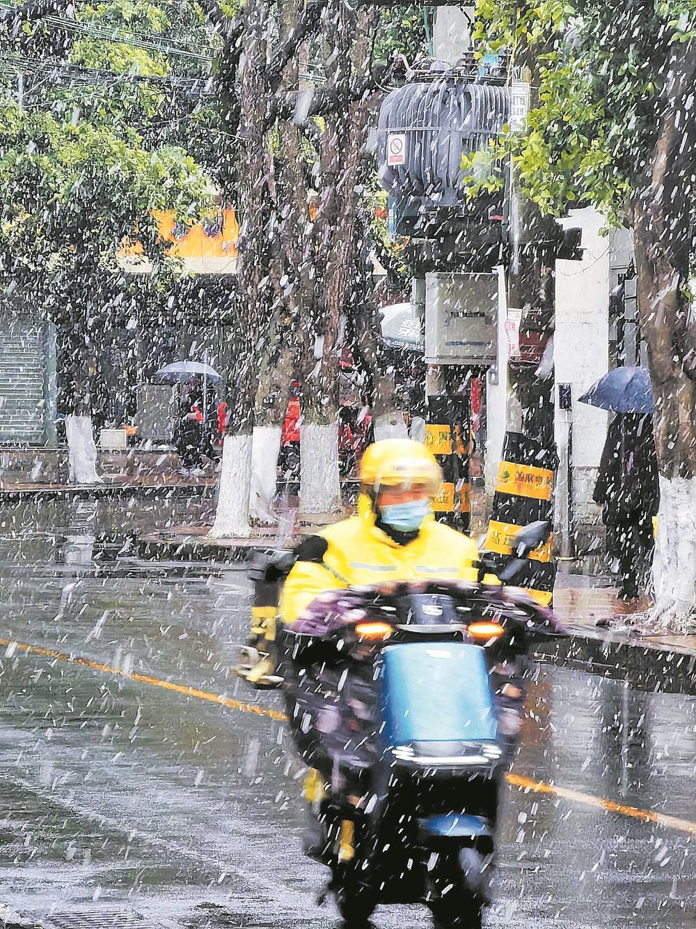 风雪中的外卖小哥 图博成都摄影师 快乐大家 摄