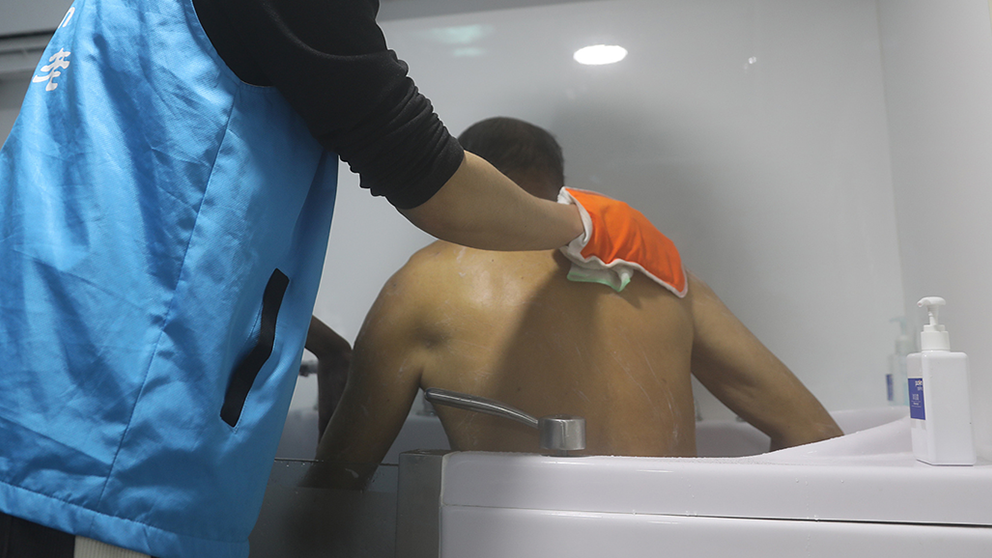 市南浔区千金镇里浩村,助浴团队免费为80岁以上及半失能老人沐浴清洁