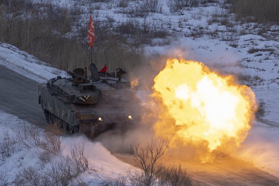 1月25日，韩国京畿道，韩军在抱川市胜进科学化训练场举行射击训练，图为陆军第17师团K1E1战车正在发射炮弹。视觉中国供图