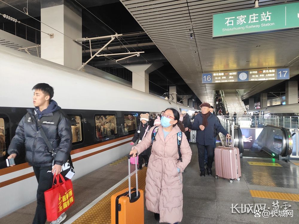 春运第一天,石家庄站内旅客有序上车.