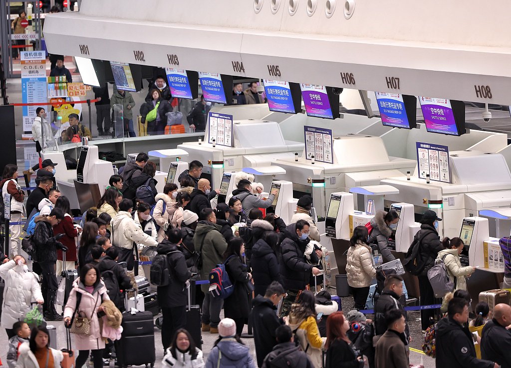 2024年1月26日,春运首日,北京大兴机场人流如潮.视觉中国 图