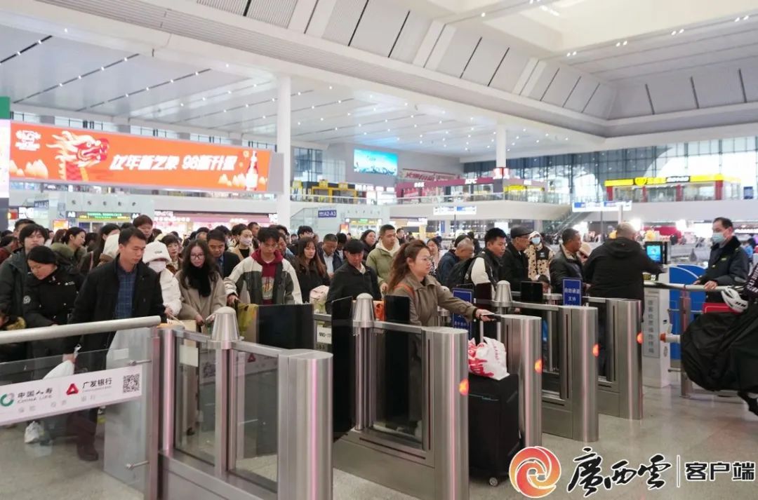 在南宁东站,旅客正有序排队进站.