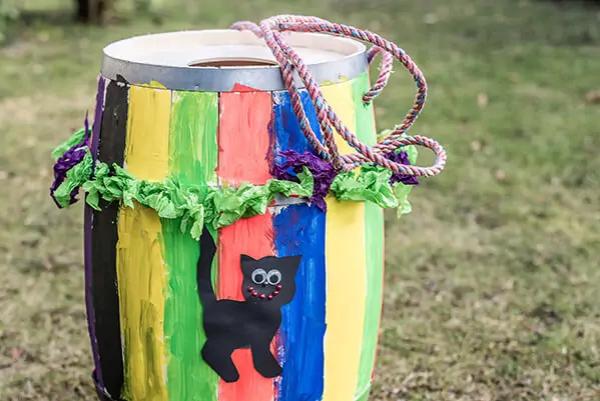 丹麦狂欢节上的美食和画着黑猫的木桶
