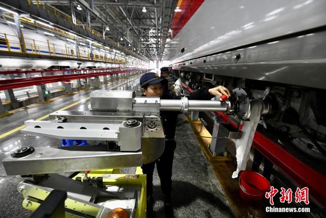 动车组机械师用探伤机对空心轴进行超声波探伤检测.