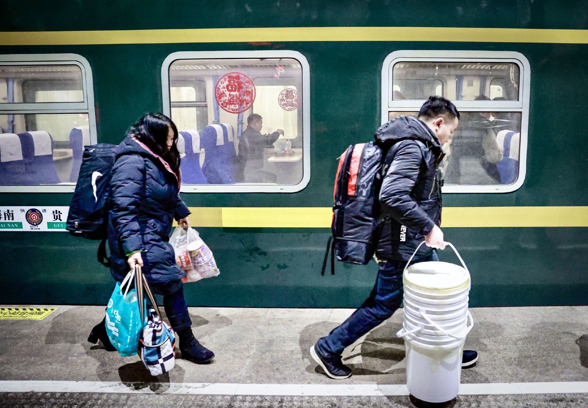 2024春运|首日首趟首批:回家!团圆就是最好的礼物_新浪财经_新浪网