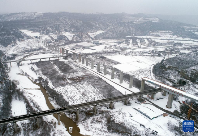 这是1月16日在陕西省延安市洛川县拍摄的建设中的西延高铁北洛河特