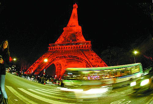 2004年春节埃菲尔铁塔亮起"中国红" 图gj