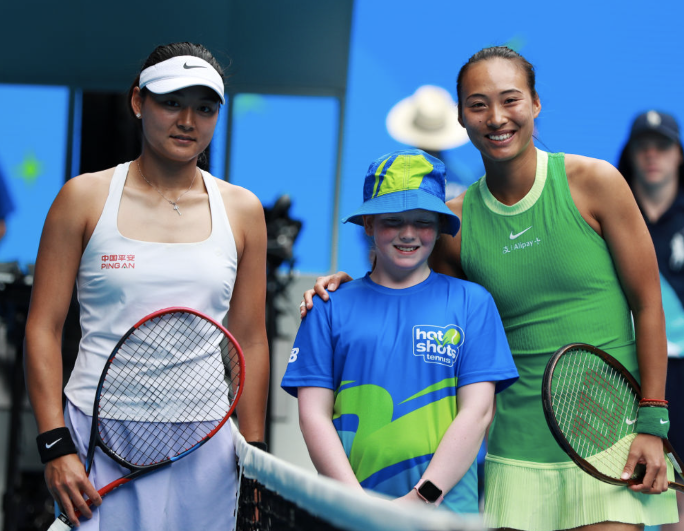 1月20日,郑钦文(右)与王雅繁在2024年澳大利亚网球公开赛女单第三轮