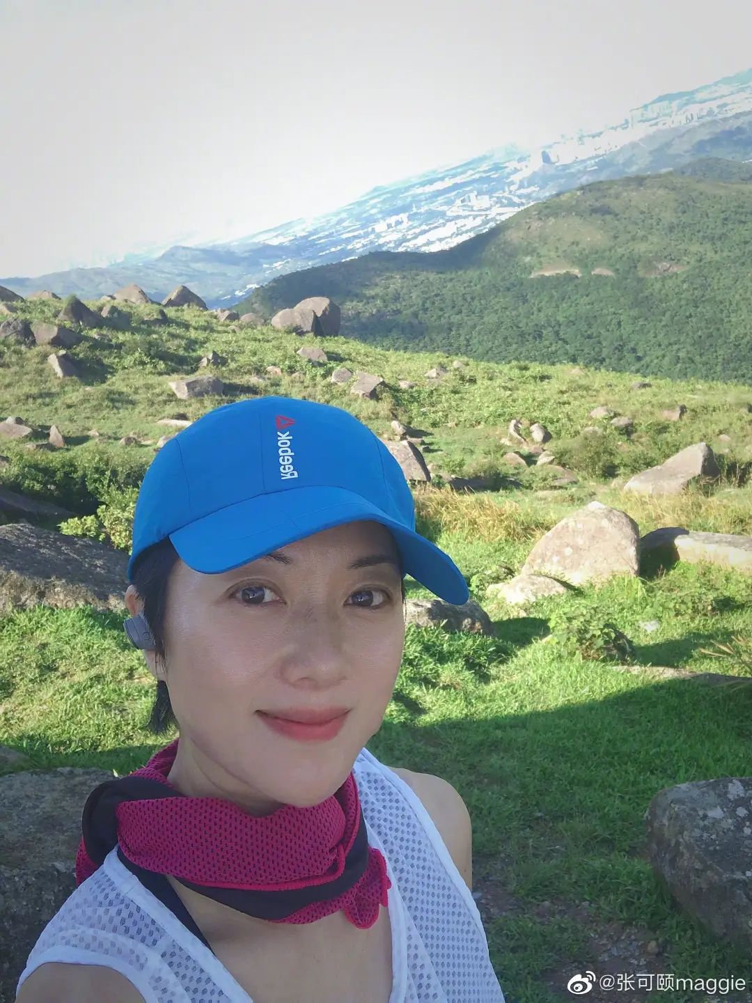 去年54岁生日当天,张可颐晒出一张坐在岩石上的照片,并配文:happy