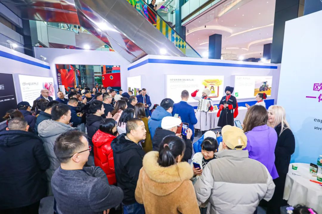 渝俄经贸洽谈暨产品展销会现场，众多市民前来参观选购。保税港区集团供图 