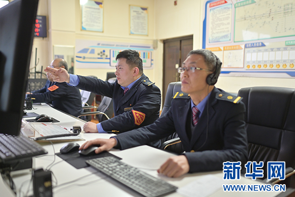 6969图为凯里车务段凯里站信号楼里信号员"眼看,手指,口呼"确认