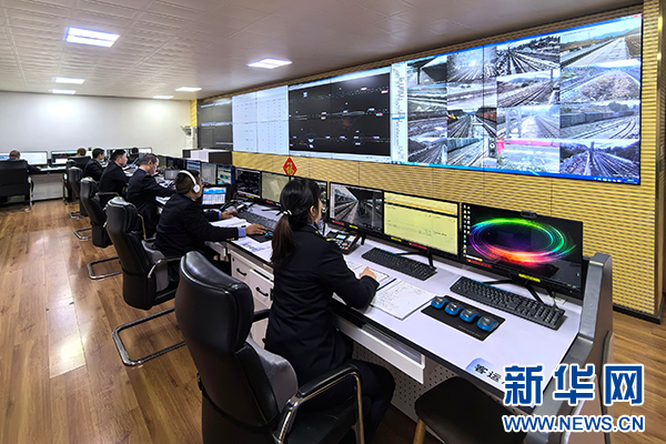 新春走基层·敬业福丨春运中的"行车指挥官"_新浪财经_新浪网