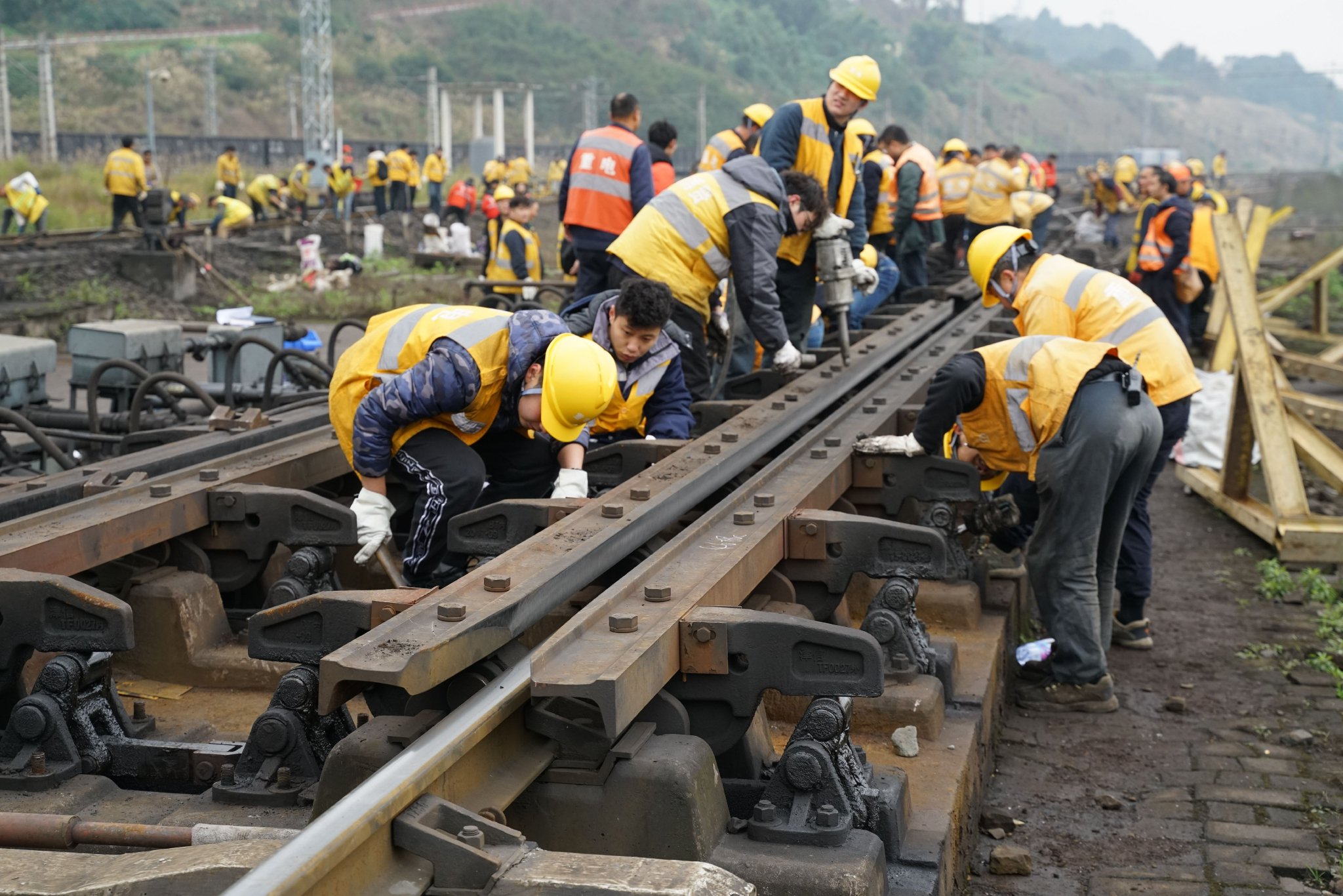 重庆工务段2024年兴隆场站春运设备整治现场.张凯供图