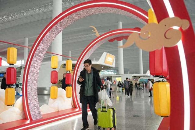 春运首日的广州白云国际机场。受访者供图