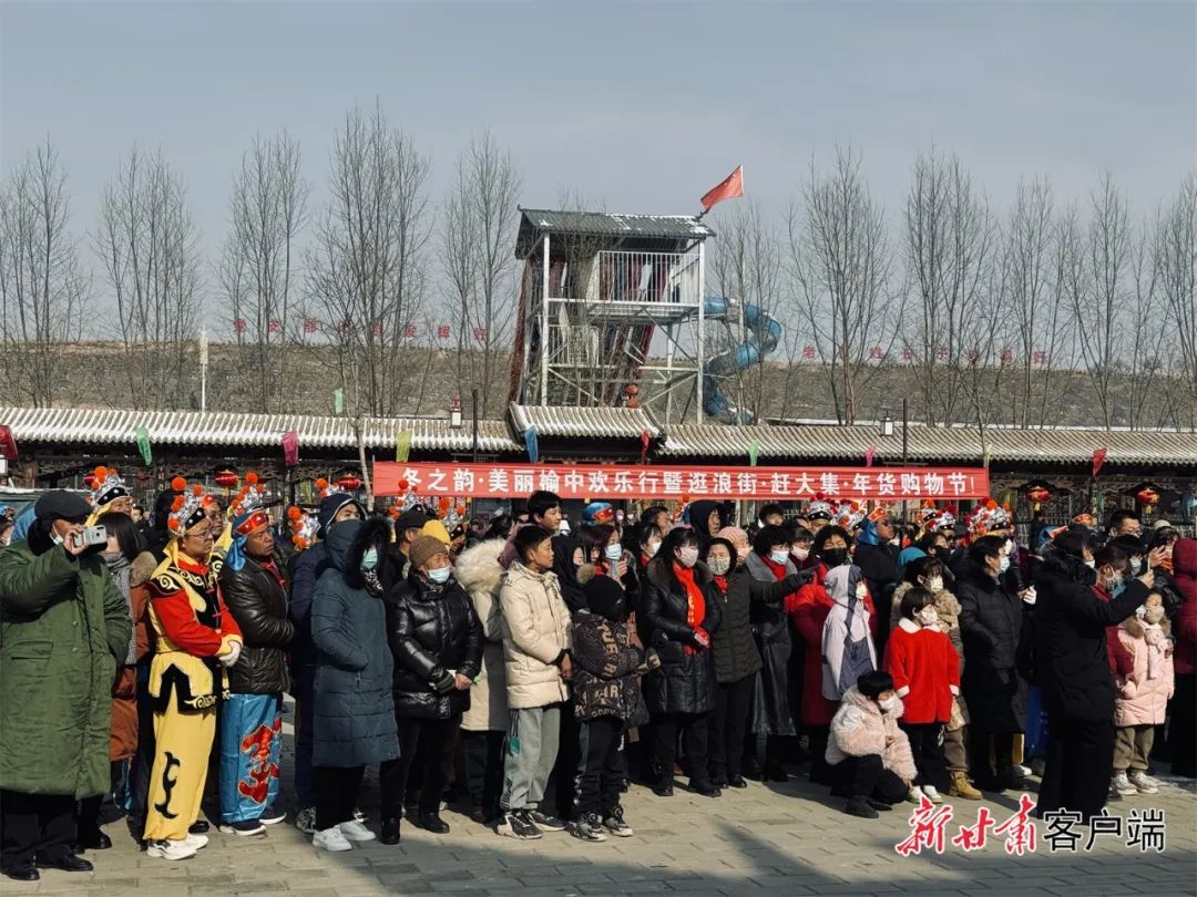 群众聚集在广场观看表演.(新甘肃·甘肃日报记者 王聪)