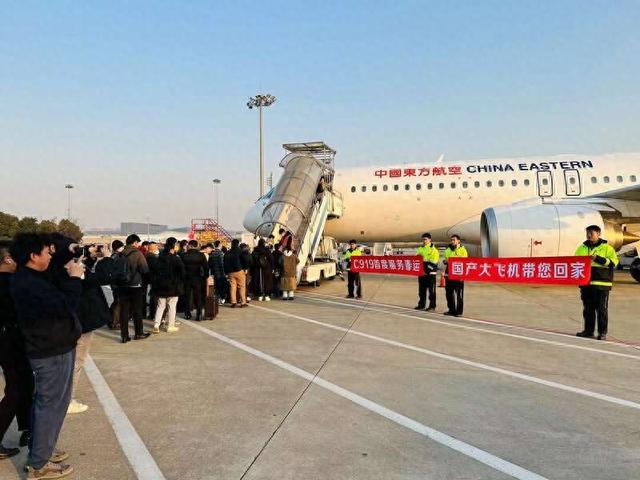 机场工作人员拉起欢迎乘客登机的横幅.中国东航供图