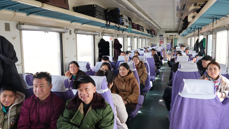 1月26日，从和田开往乌鲁木齐的5818次列车上，返乡群众心情愉快，笑容满面。董瑞强摄