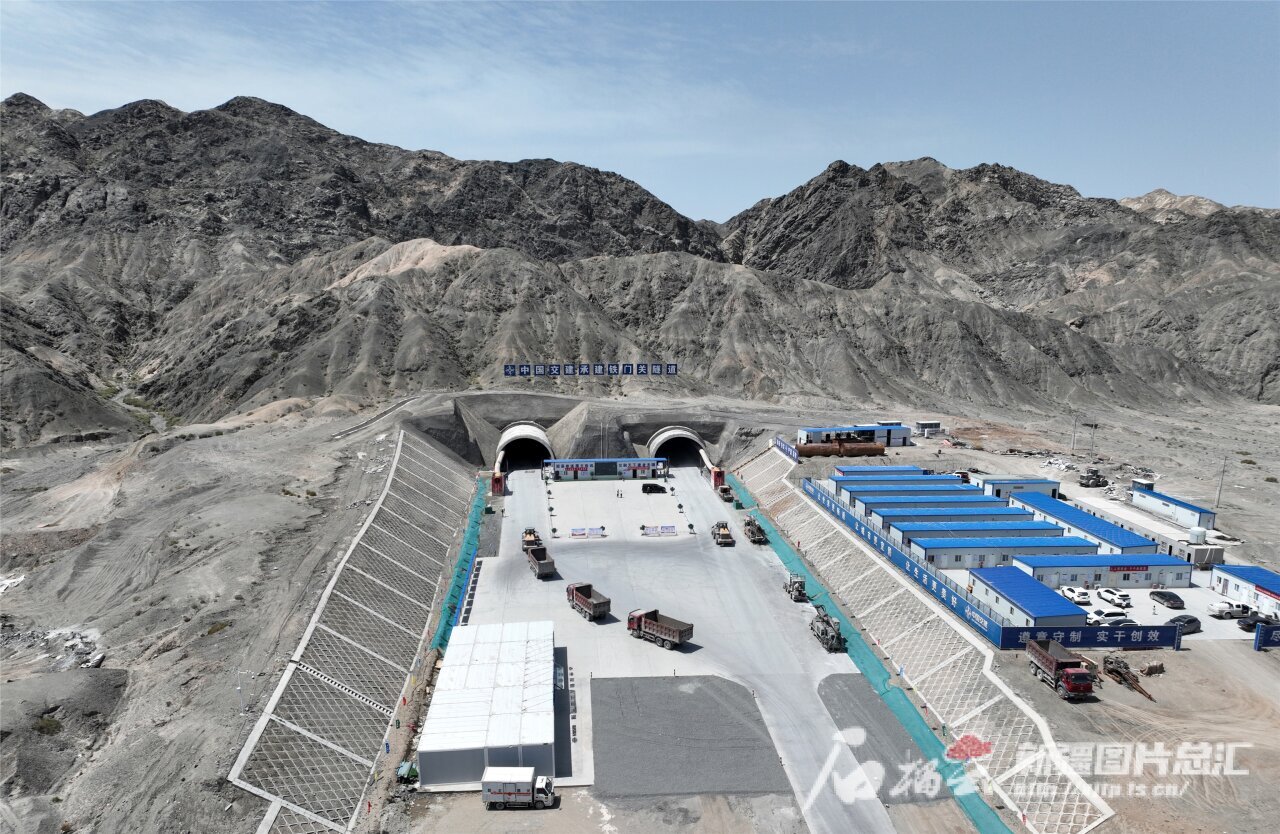 2023年7月5日,g0711线乌鲁木齐至尉犁高速公路铁门关隧道进口端施工