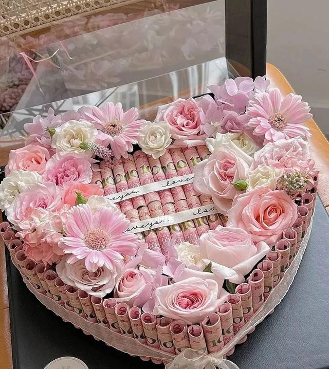 花男子的要求把包装着5200元的"现金花束"及剩余现金一起给了取花男子