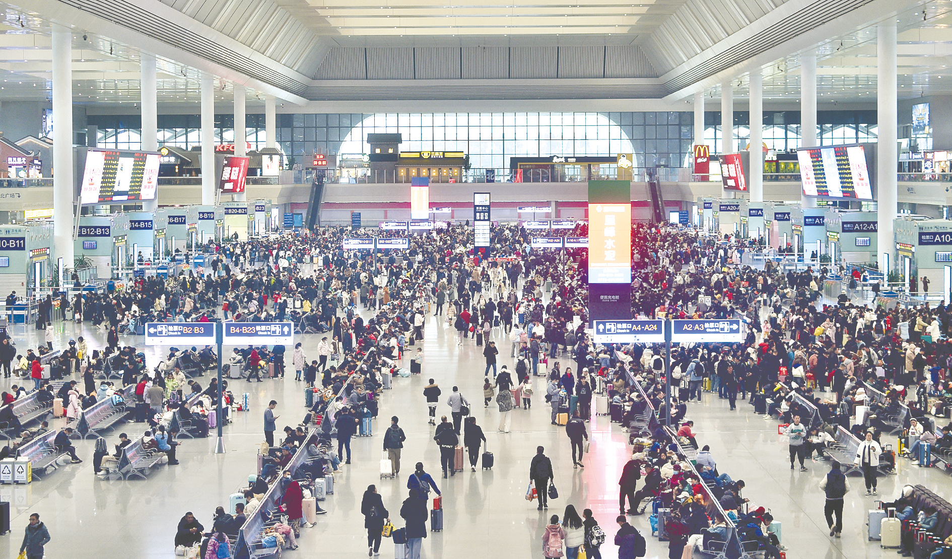 &nbsp;&nbsp;&nbsp;&nbsp;在南宁东站候车大厅,熙熙攘攘的旅客踏上