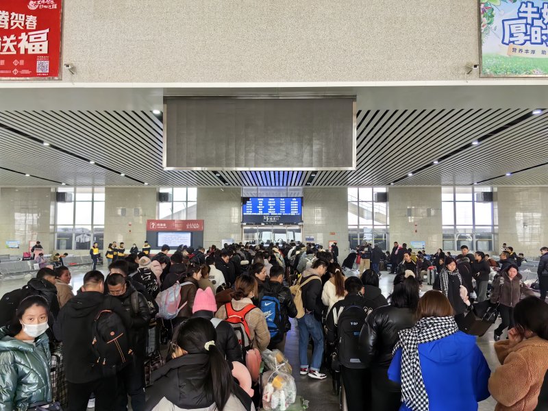 当天和田车站里,人山人海,来自和田各行各业的旅客都在赶着春运第一天