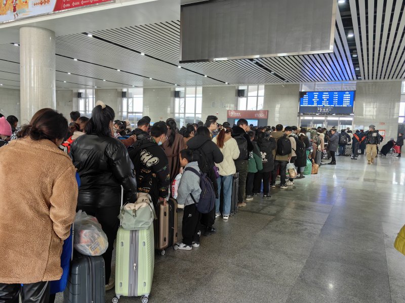 1月26日,和田站等候上车的旅客排起了长龙.董瑞强摄