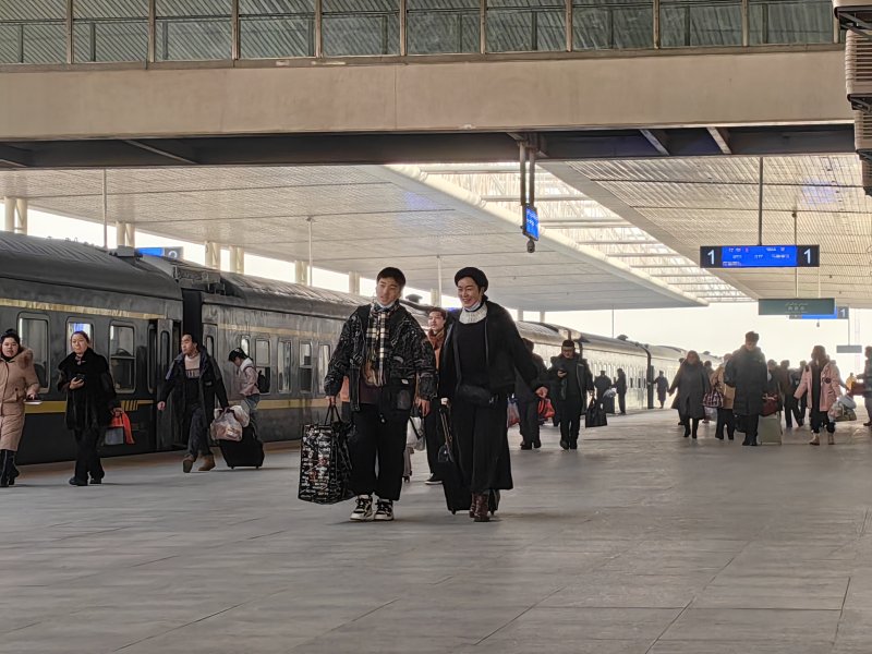 1月26日，返乡旅客在和田站登车。董瑞强摄