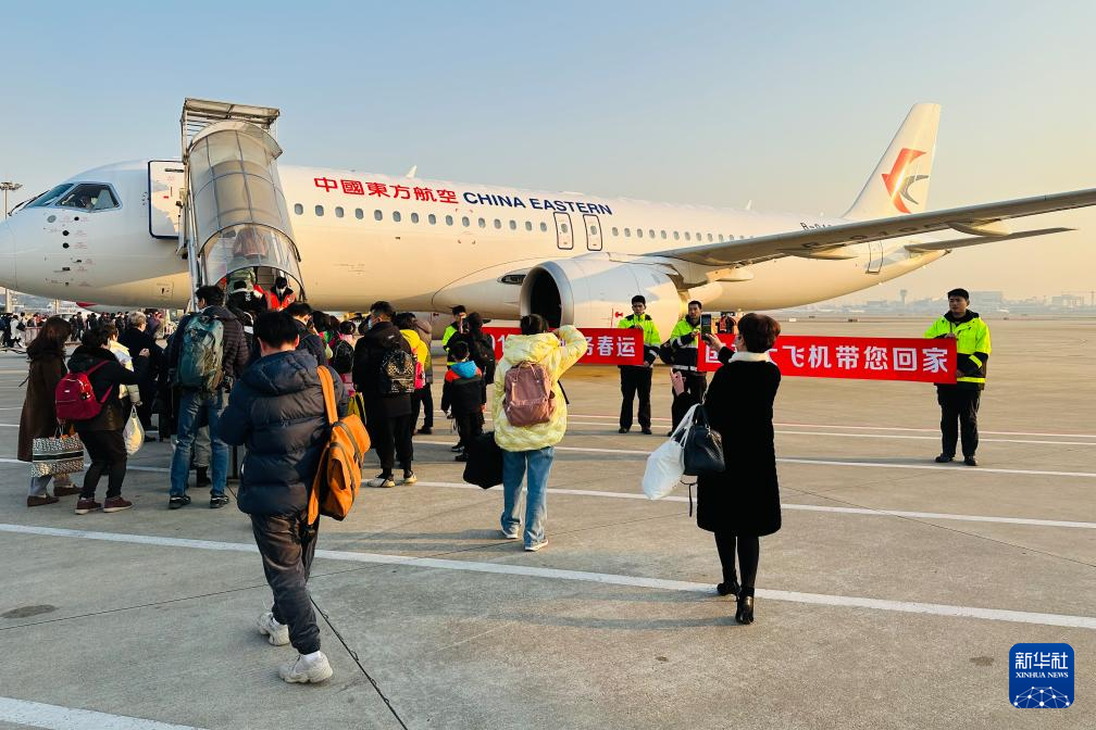 亚洲特大型综合交通枢纽广州白云站迎首个春运;全国首个下穿机场