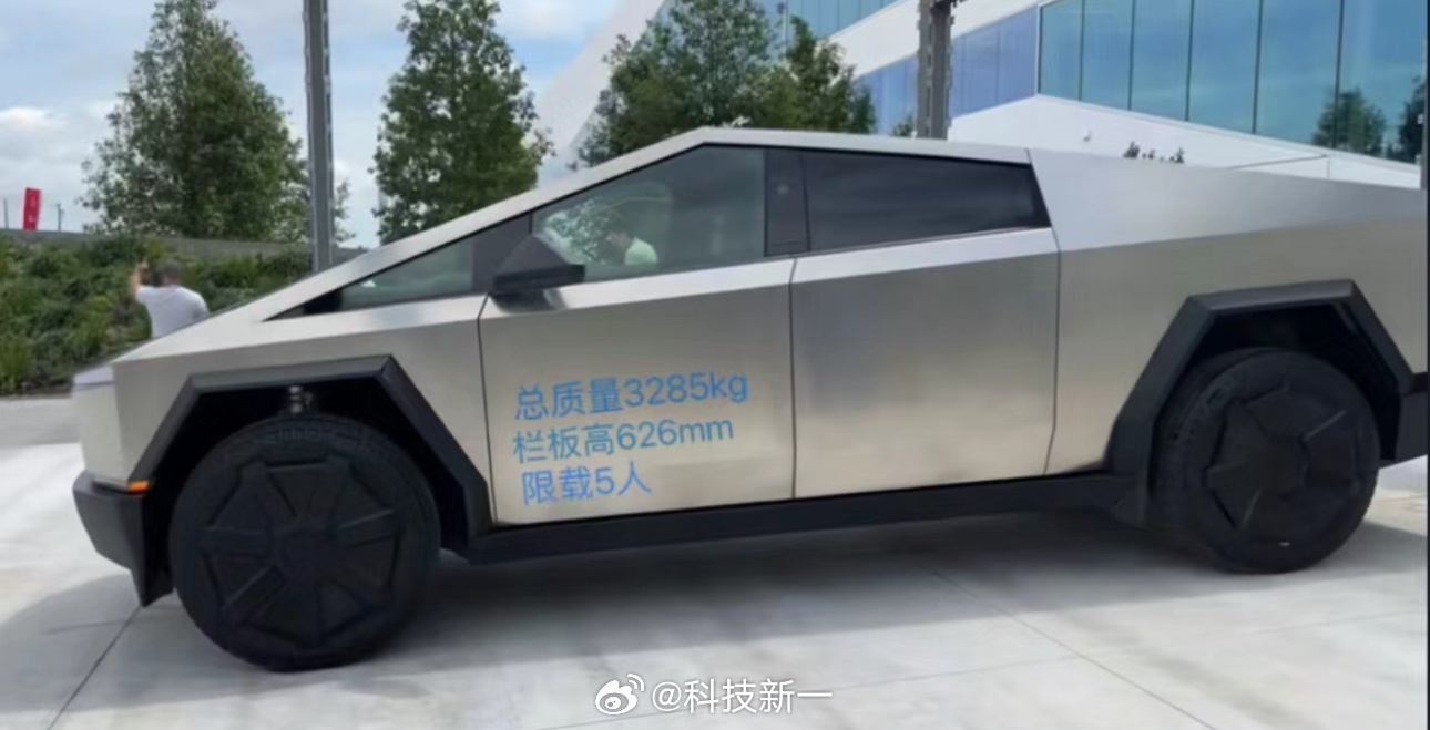 网友恶搞喷了字和反光条的特斯拉cybertruck你们感受一下