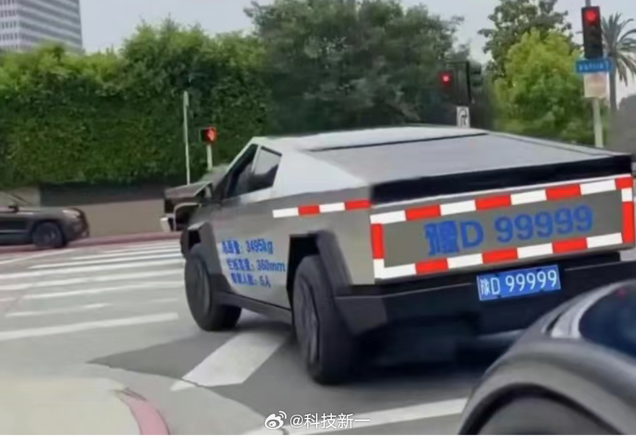 网友恶搞喷了字和反光条的特斯拉cybertruck你们感受一下