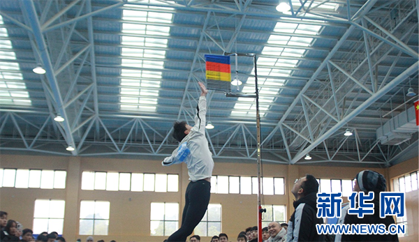 运动员在纵跳摸高测试中(1月26日摄).新华网发(张晓兰 摄)